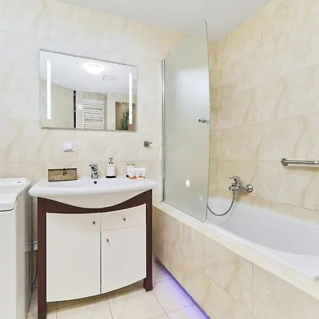 Apartment Krawiecka By Renters